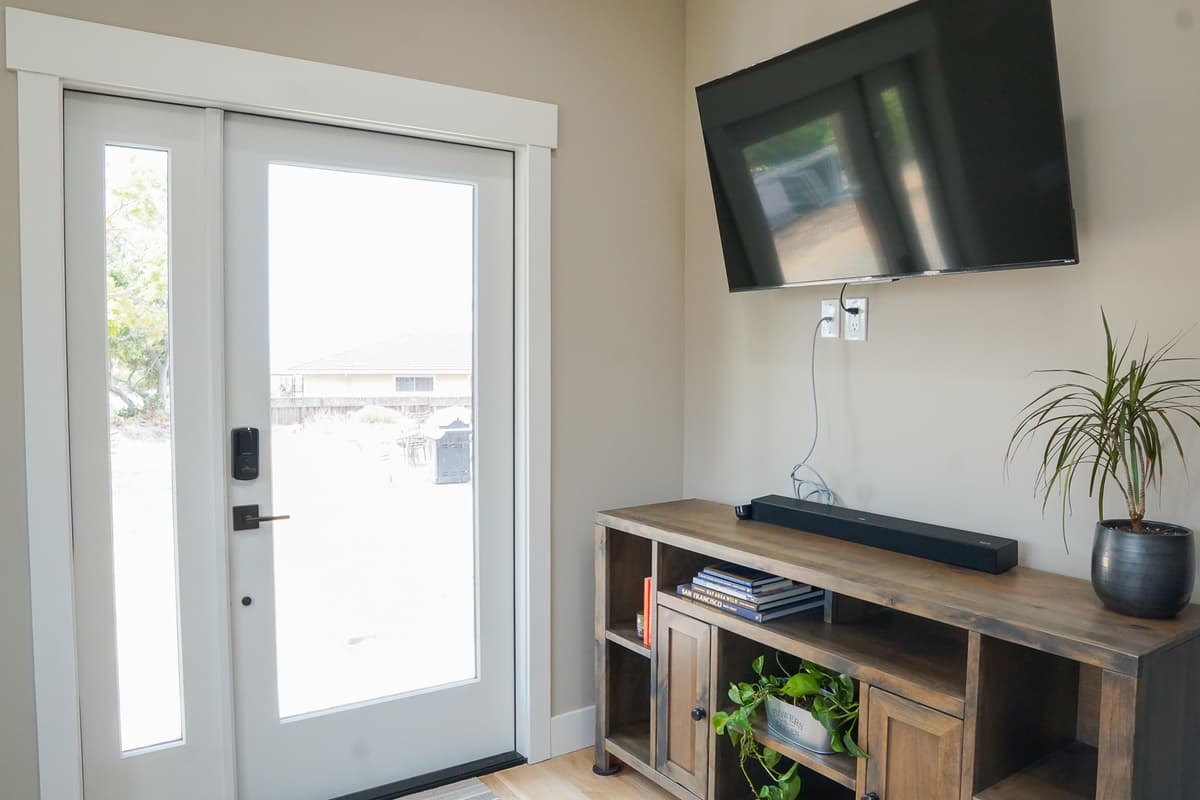 2898 Marineview Dr - Living Room 3